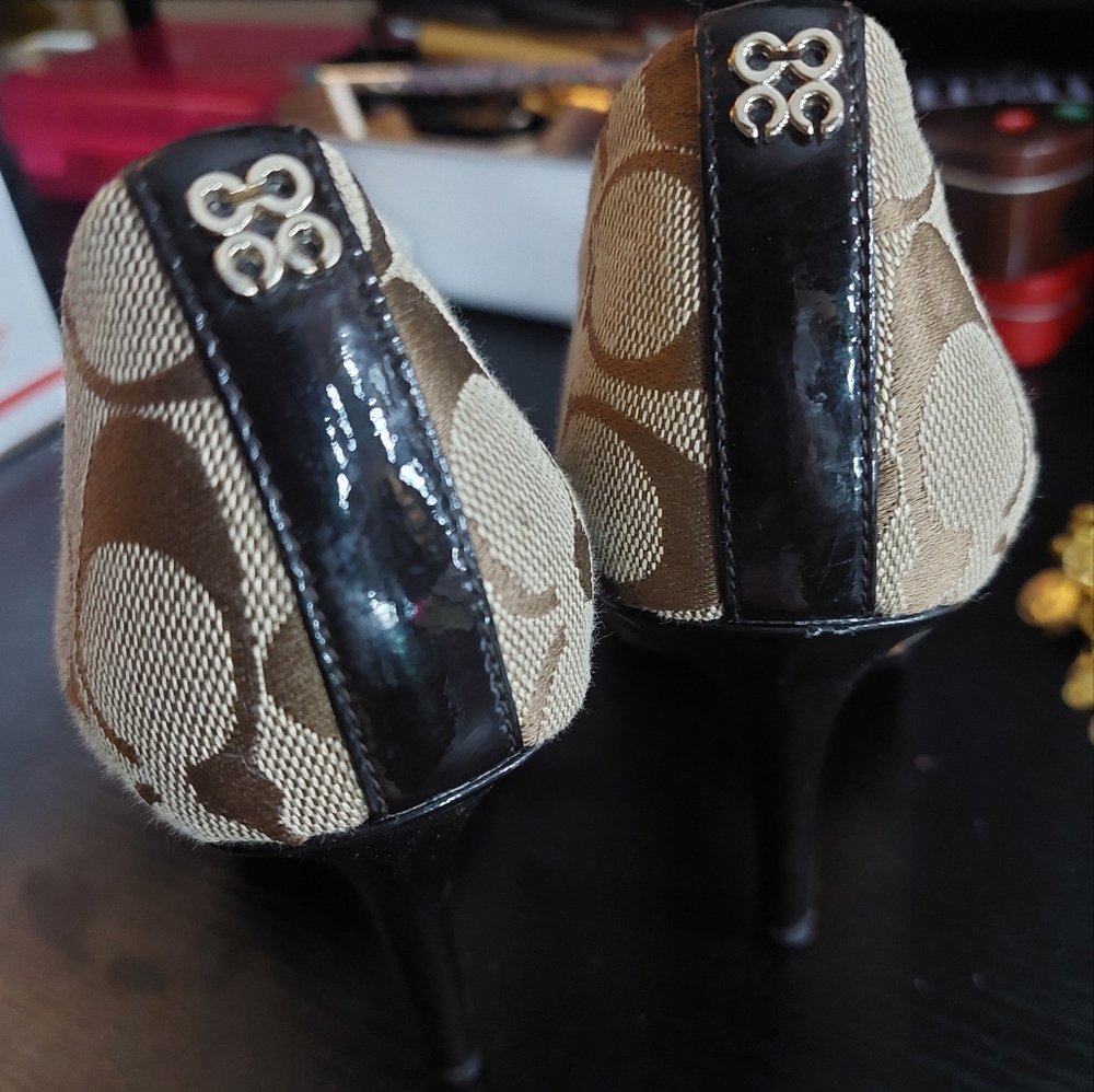 Coach Tan Heels with Signature Monogram - Picture 4 of 13